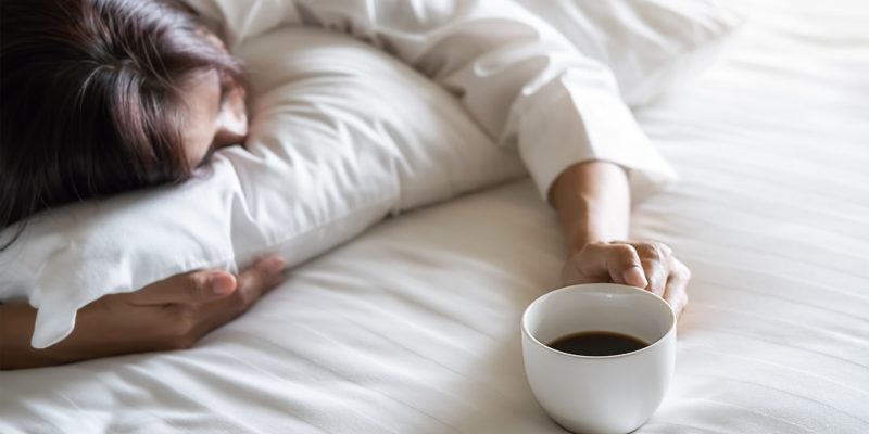 قهوه چگونه باعث بی خوابی می‌شود؟ بررسی تاثیرات آن بر خواب