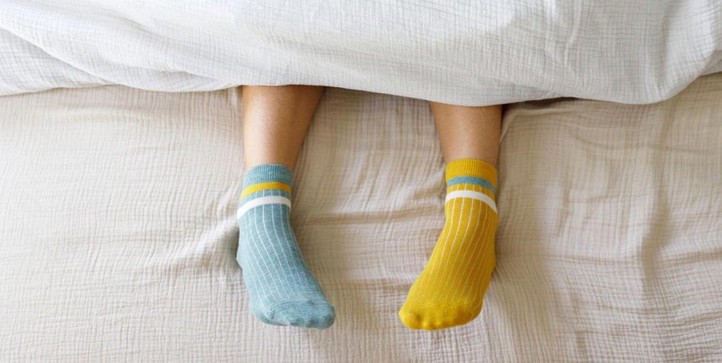 پوشیدن جوراب توی تخت | شب‌ها به خواب رفتن برات سخته؟